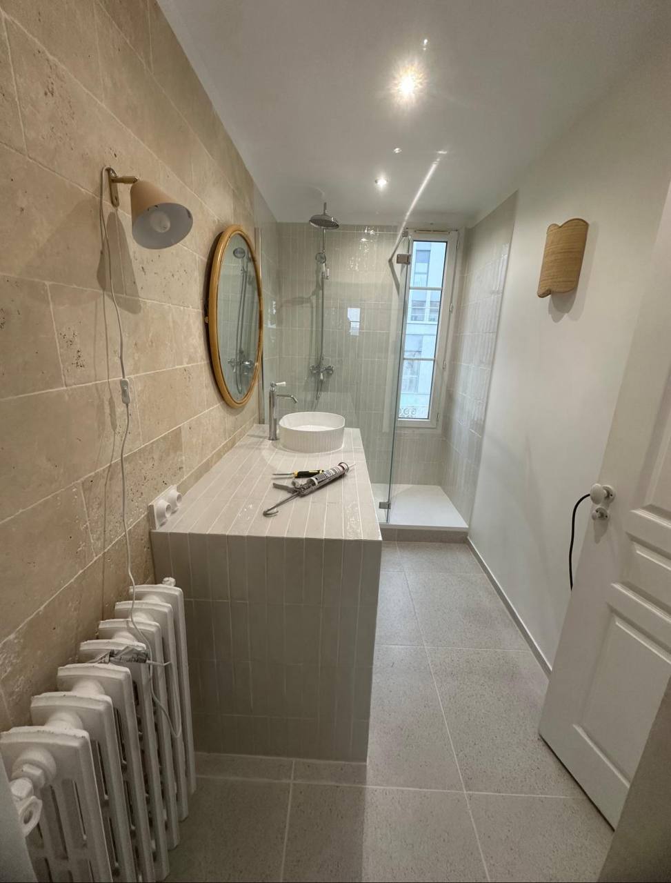 Salle de bain terminée — carrelage, douche italienne, vasque