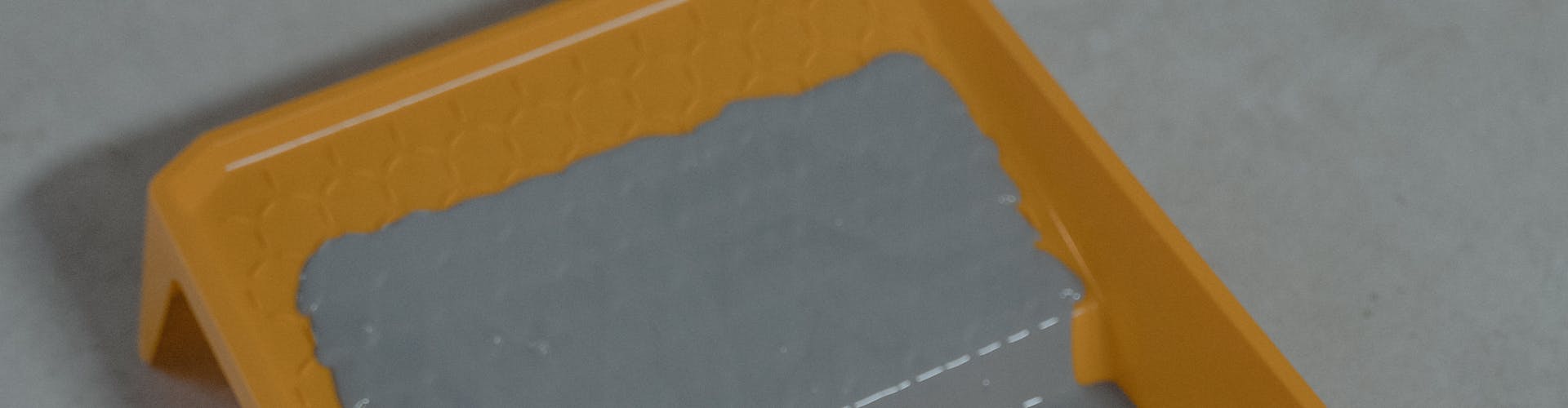 Personne peignant un mur au rouleau