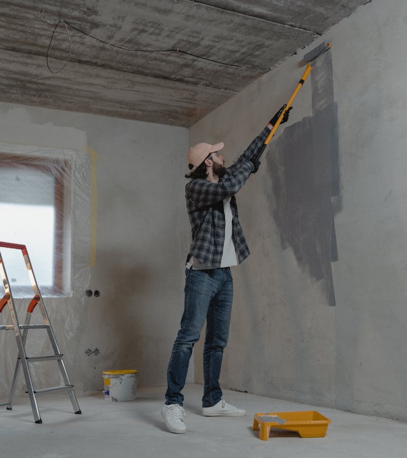 Peintre professionnel au rouleau