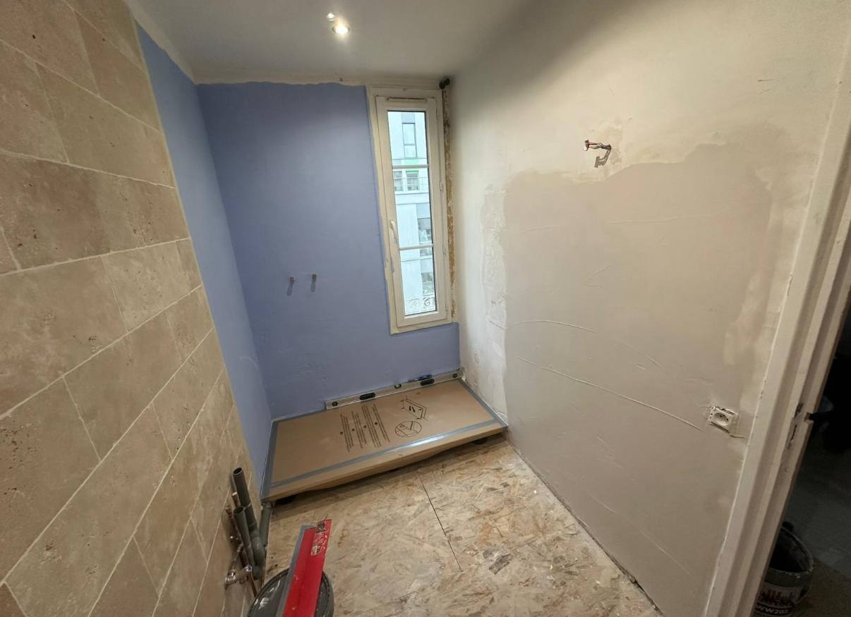 Salle de bain pendant les travaux — préparation et pose